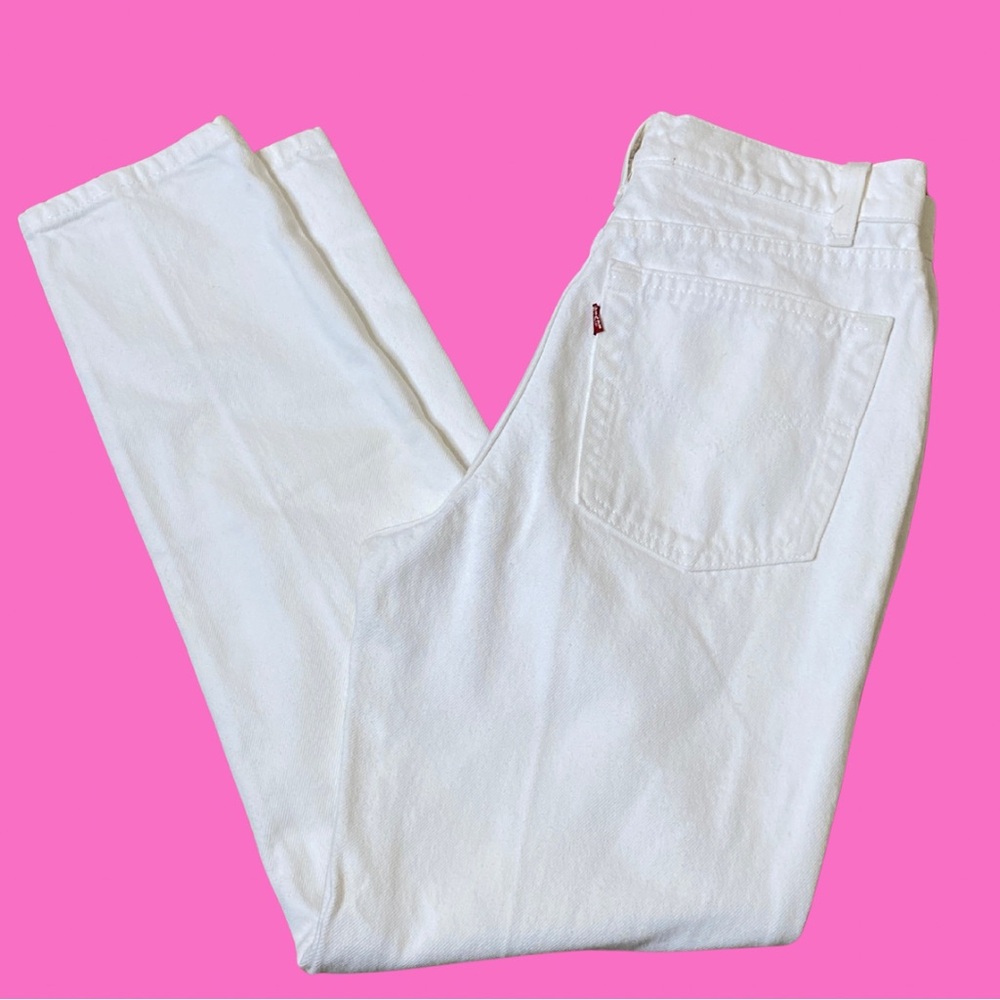 Levi’s• Women’s Classic Straight Leg White Jeans Size 28